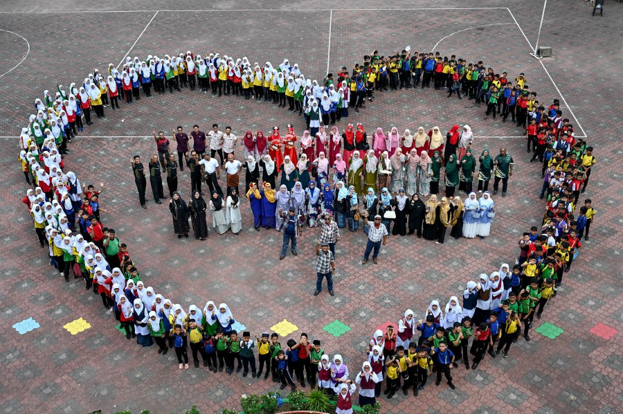 MARANG: Teachers and students of SK Simpang Rawai formed a heart shape in celebration of Teacher's Day. - BERNAMA PIC 