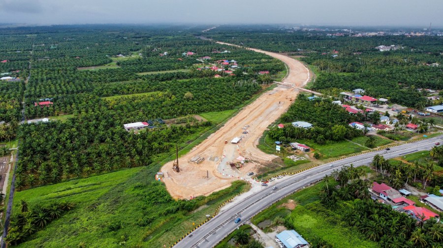 KUALA SELANGOR: The West Coast Expressway (WCE) at the Tanjong Karang Interchange, Section 7 of the Assam Jawa-Tanjung Karang Interchange, is currently under construction. - NSTP/ASWADI ALIAS