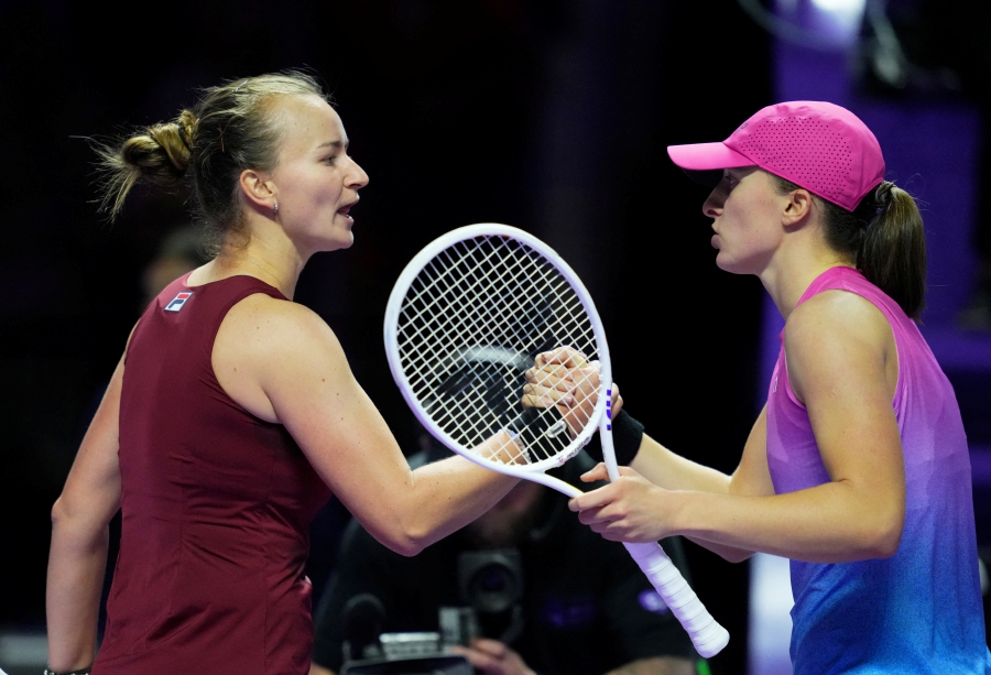 Swiatek comes from behind to beat Krejcikova at WTA Finals