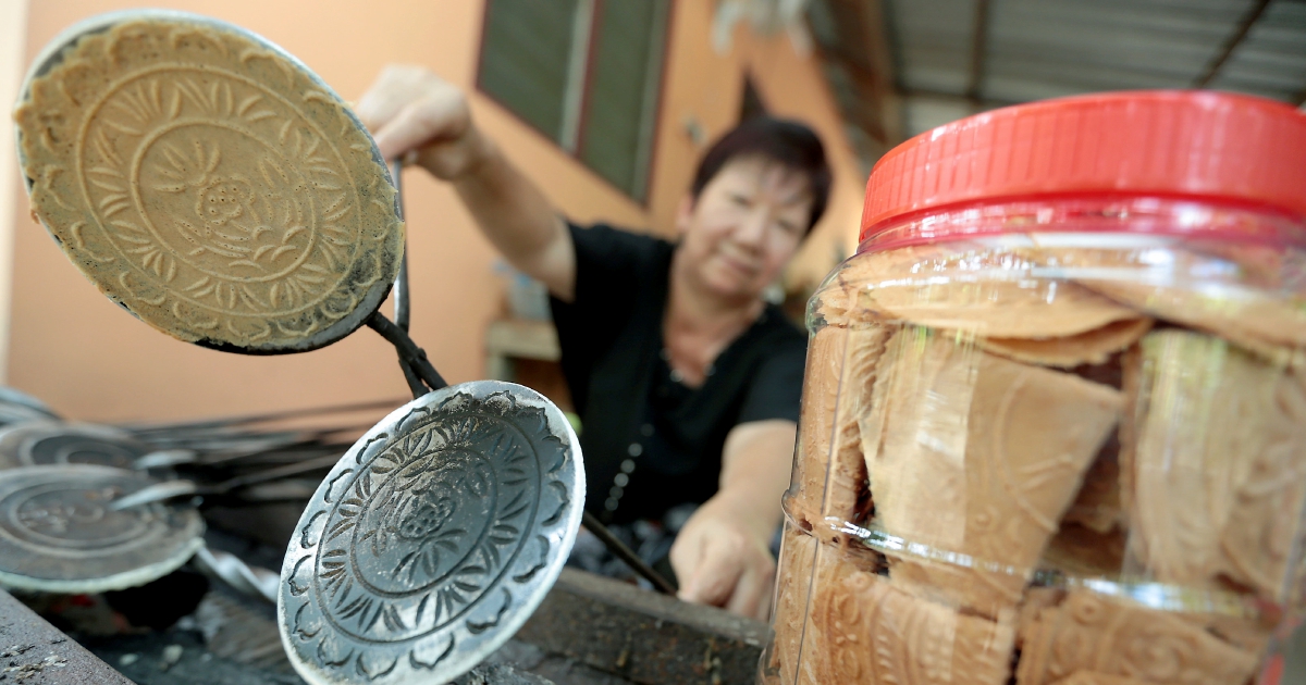 Housewife busy making 'love letters' for Chinese New Year 