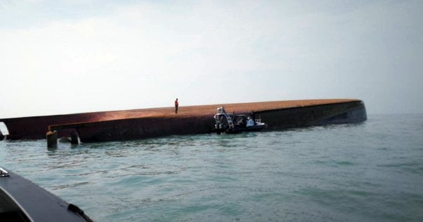 Chinese sand-dredger capsizes off Muar; 1 dead, 14 believed alive in sunken hull [NSTTV]