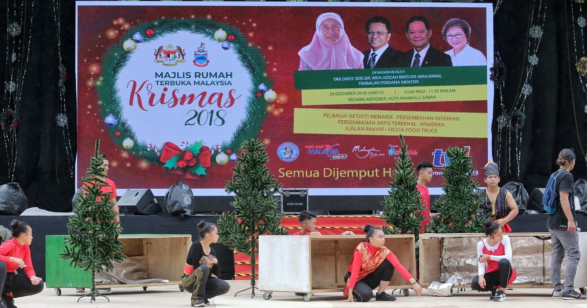 More Than 15 000 Expected At Christmas Open House