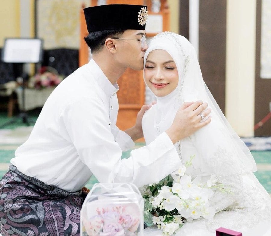 Syasya shared three photos from her recent wedding on IG, partially revealing her husband’s face. Instagram/syasya.rzl