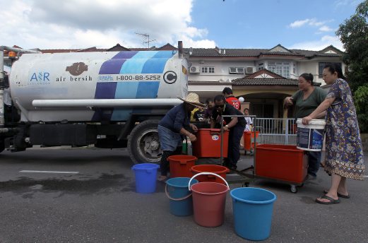 Water disruption in Klang due to burst pipe  New Straits 