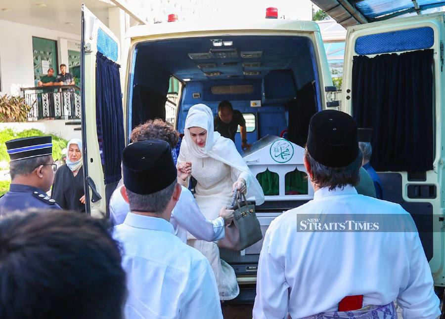 Toh Puan Raghad Kurdi Taib accompanies the body of her late husband, Tun Abdul Taib Mahmud, to the National Mosque.- NSTP/ASWADI ALIAS