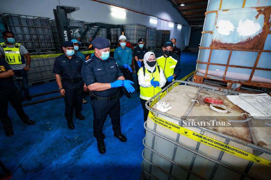 About 40 barrels of chemical waste have been found at the premises believed to be the cause of the water pollution in Sungai Selangor.  - NSTP/ ASWADI ALIAS.