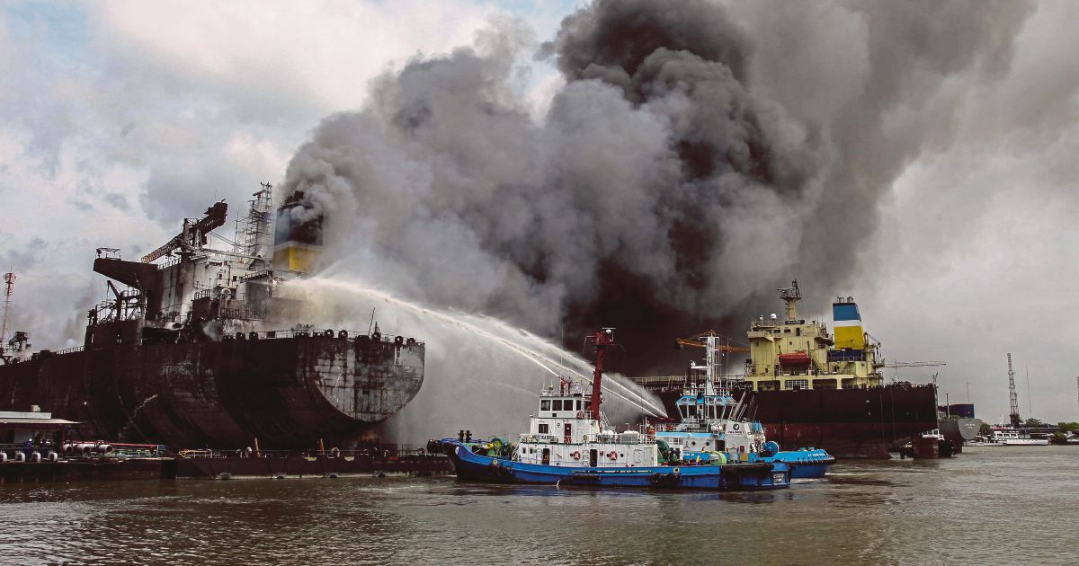 22 injured in Indonesian oil tanker fire | New Straits Times