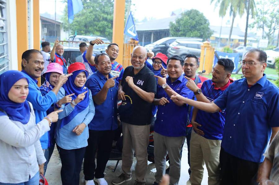Barisan Nasional General (Rtd) Tan Sri Raja Mohamed Affandi Raja Mohamed Noor with the party election machinery pose for a picture in Chukai. - Pic credit Facebook RAJA MOHAMED AFFANDI RMA