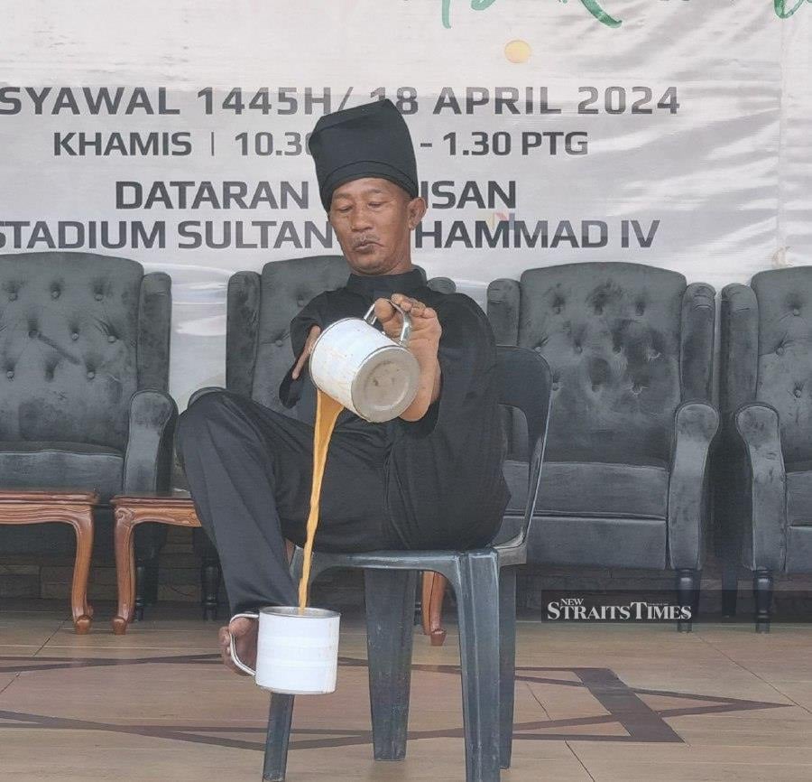 Rahim Yusoff has been performing ‘teh tarik’-pulling shows at various events in Kelantan. STR/ Sharifah Mahsinah Abdullah
