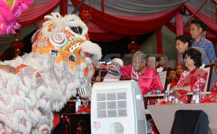  Prime Minister Tun Dr Mahathir Mohamad and wife Tun Dr Siti Hasmah Mohd Ali during the national-level Chinese New Year Open House 2019 at Dataran Centrio, Seremban 2. NSTP/IQMAL HAQIM ROSMAN & HAZREEN MOHAMAD