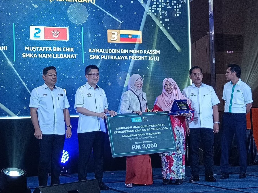 Education Minister Fadhlina Sidek (Third from left) said the ministry was trying to solve the land problem so that construction could begin as planned. — PIC BY ASROL AWANG