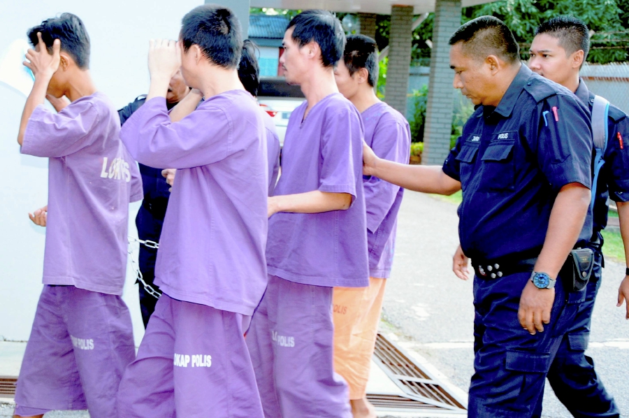 Five Vietnamese men believed to be members of ‘Geng Tebuk’ were charged at the magistrate’s court here today. (NSTP/AMRAN HAMID)