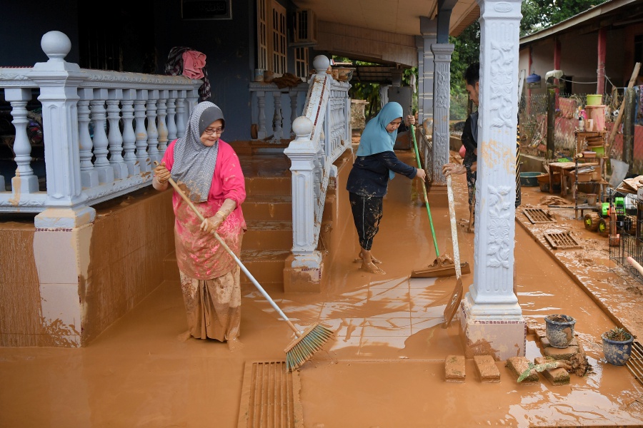 Flood victims are returning to their homes as a respite in the weather had reduced the swelling of major rivers. - Bernama pic