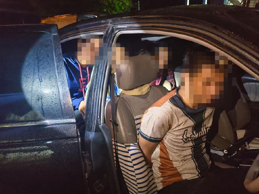 Police have arrested a 'tekong darat' (local term for those who harbour illegal immigrants) and detained 11 illegal immigrants here last night. - Pic courtesu from PDRM