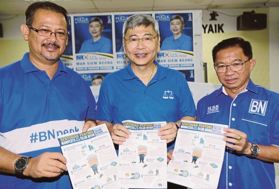  Barisan Nasional (BN) candidates Datuk Seri Mah Siew Keong (centre), Datuk Mohd Azhar Jamaluddin (left) and Kong Sun Chin.