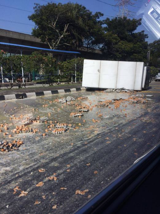 A lorry with a full load of eggs flipped over, causing its contents to spill all over the Lebuhraya Damansara-Puchong (Puchong-bound) near the Kelana Jaya LRT station. Pix from Facebook user Naseem Randhawa
