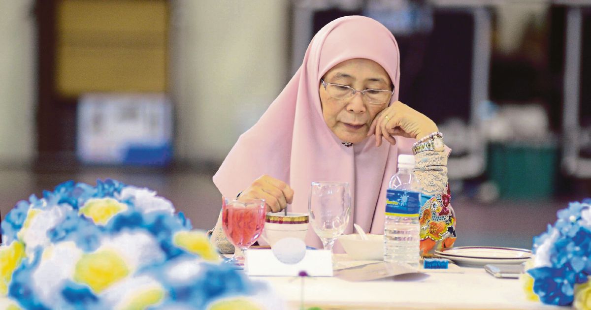 Wan Azizah not commenting on Azmin, Guan Eng spat  New 