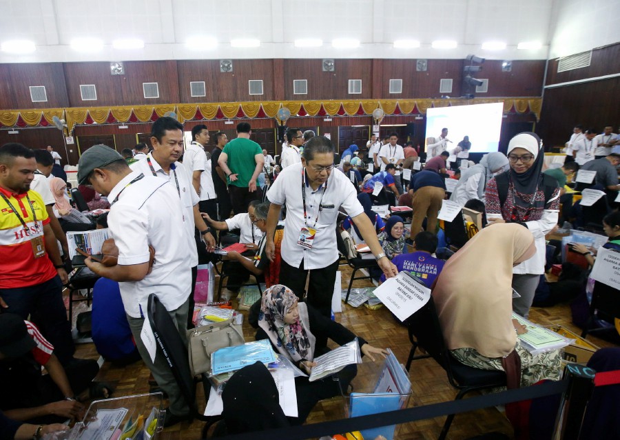 KUALA KUBU BHARU : Election Commission (EC) secretary Datuk Ikmalrudin Ishak said that reparations for tomorrow’s polling day for the Kuala Kubu Baharu by-election are running smoothly. — NSTP/EIZAIRI SHAMSUDIN 