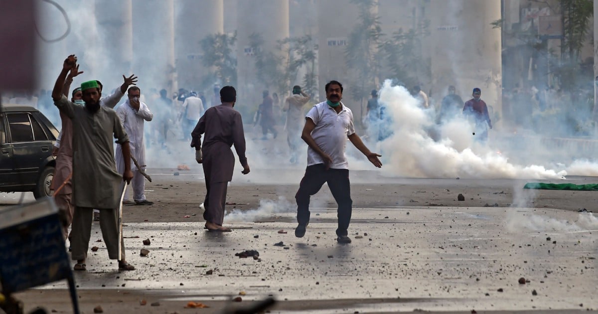 Pakistan police tear gas thousands of anti-France protesters