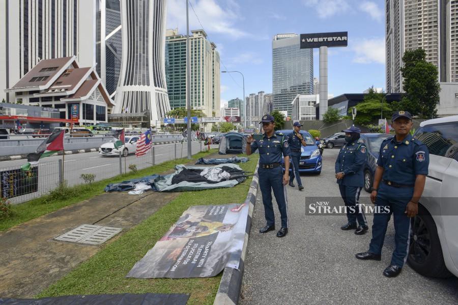 City Hall personnel monitoring the situation along Jalan Tun Razak, Kuala Lumpur. -NSTP/AIZUDDIN SAAD