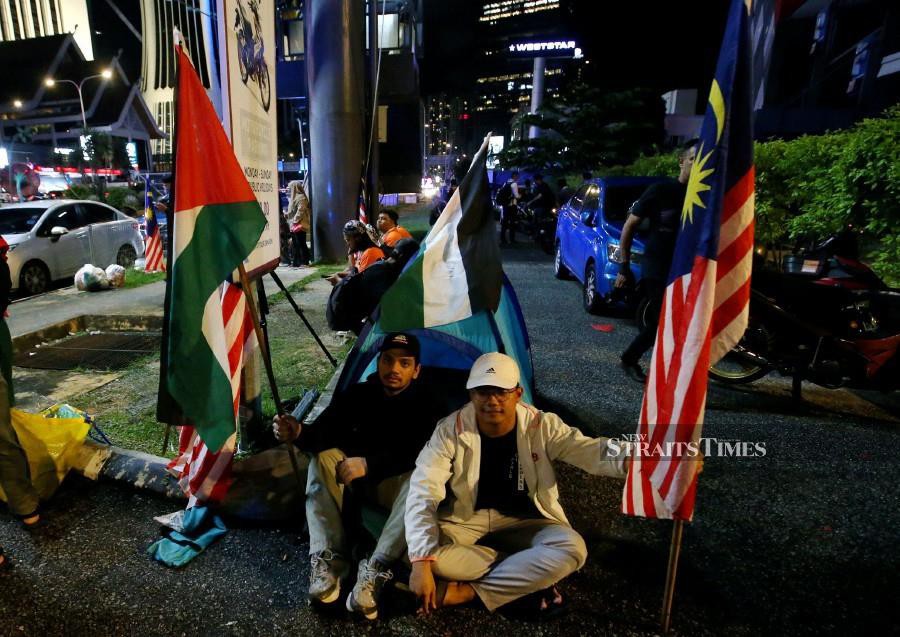 Participants seen camping near the US Embassy in Kuala Lumpur on Dec 26. -NSTP/EIZAIRI SHAMSUDIN