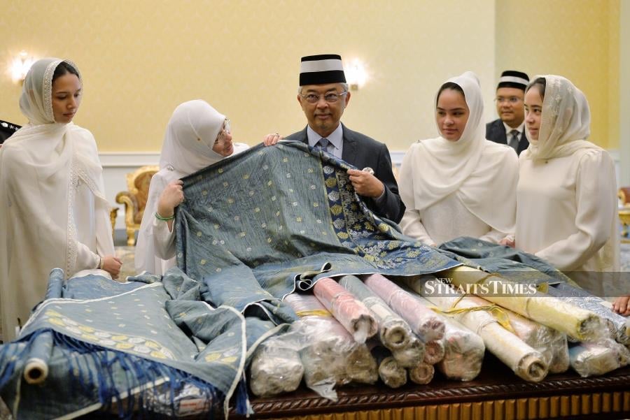 Raja Permaisuri Agong Tunku Azizah Aminah Maimunah Iskandariah set out to design and choose the colour for the fabric in February, and worked closely with the prisons’ wardens and inmates on the project. It took the inmates three months to complete the project. (BERNAMA)