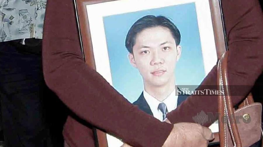 Teoh Beng Hock's family has proposed reopening the investigation of the case with the assistance of international crime experts. File pic