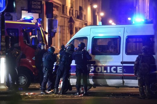 UPDATED: Paris Attacks: Police Hunt Accomplices After 120 Killed [VIDEO ...