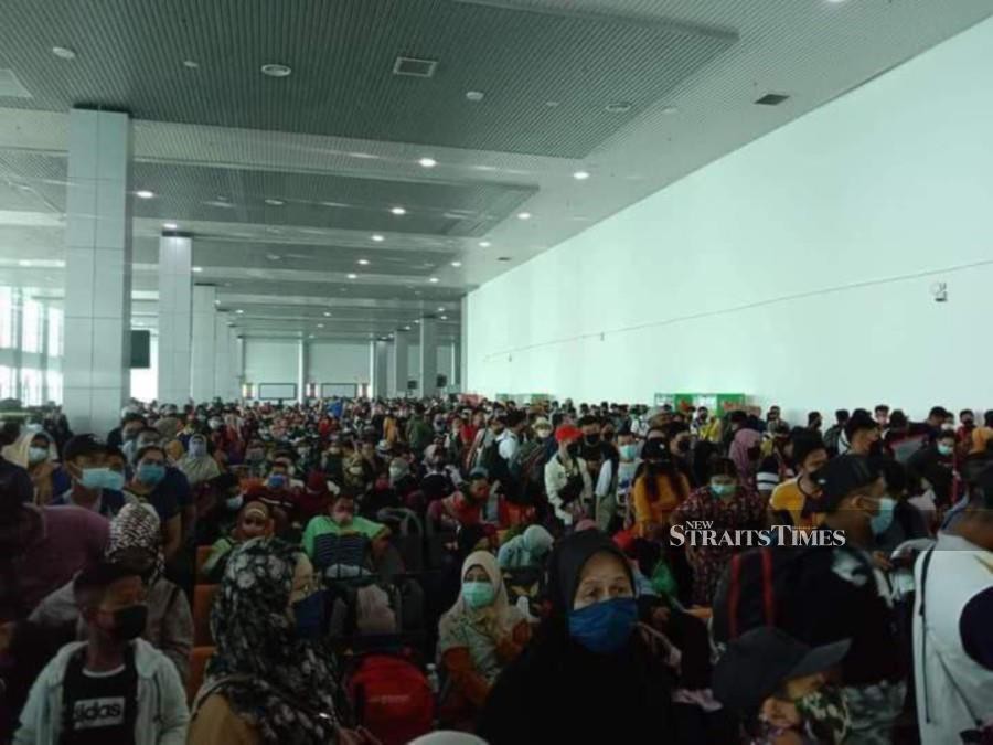 Passengers waiting to board the ferry at the Kuah Ferry Terminal. - Pic courtesy of NST reader. 