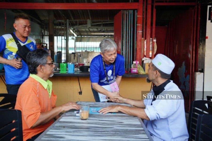  Datuk Jason Teoh (centre) greeting patrons and visiting stalls in his Iskandar Puteri constituency. - Pic by VINCENT D’SILVA