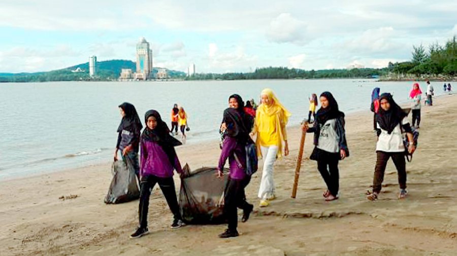 Trash Hero Group Cleans Up Waterfront Area