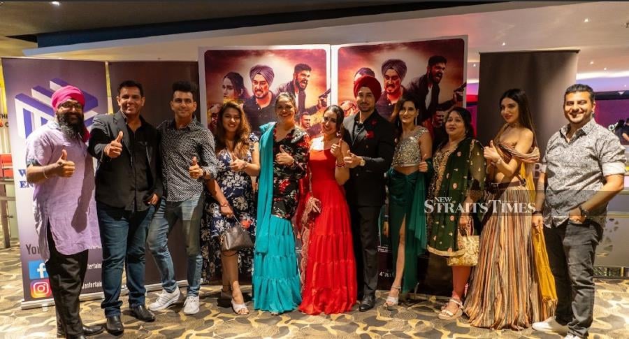 The cast of Saazish at the recent premiere of the movie at TGV 1 Utama Cinema (Pic courtesy of SRI SAHEB PRODUCTIONS) 