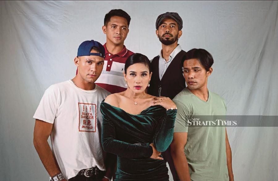 Fasha plays Puteri. With her are (clockwise from left) Malek, Aidit, Wan Raja and Hafreez (RADIUS ONE)