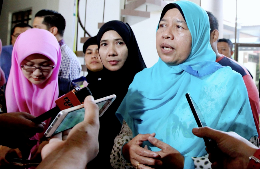 PKR Wanita chief, Zuraida Kamaruddin (right) speaking to the press at Seberang Prai Selatan, Pulau Pinang. Pix by Mikail Ong