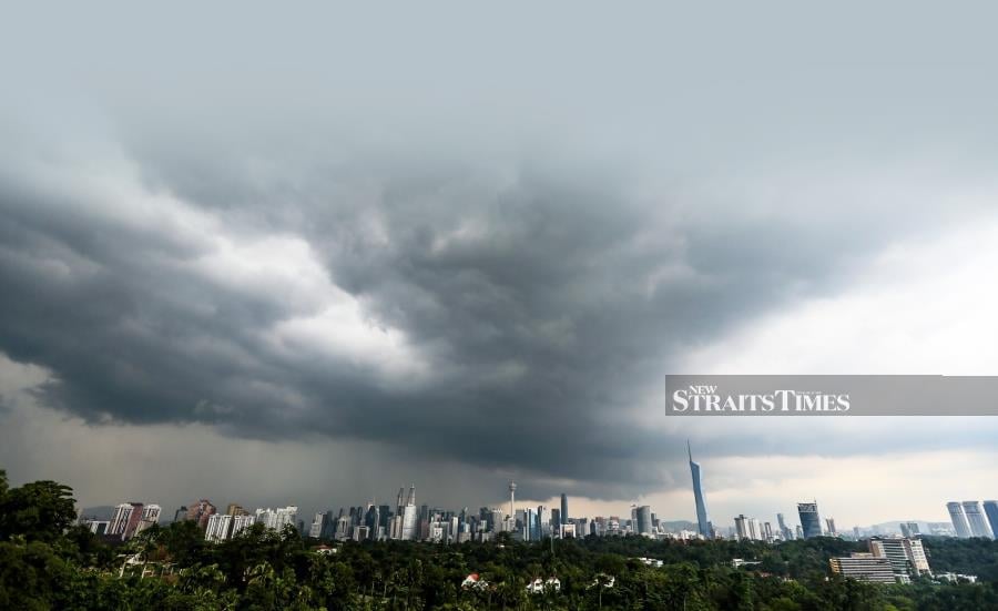 The Malaysian Meteorological Department (MetMalaysia) has issued a thunderstorm and heavy rain warning for six states as well as Kuala Lumpur and Putrajaya until 9pm. - NSTP/ASWADI ALIAS
