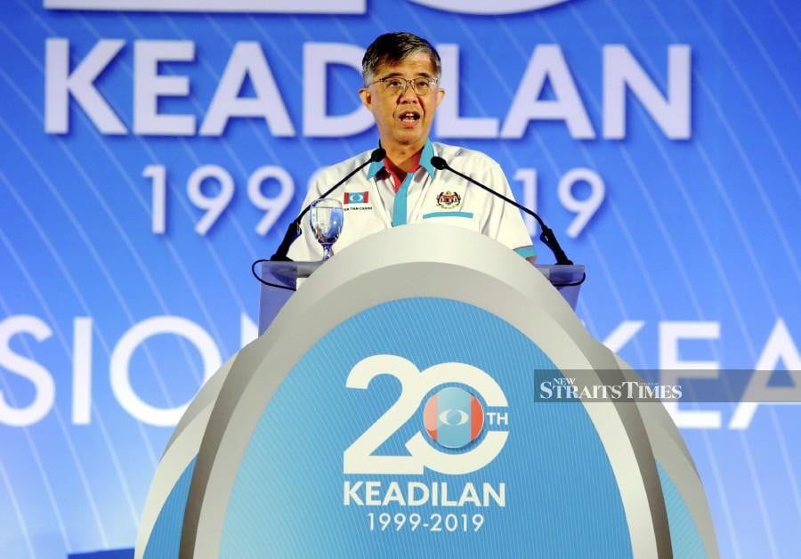 PKR vice-president Tian Chua went into the PKR National Congress today with guns blazing despite having to address a crowd which was hostile to him. (NSTP/KHAIRUNISAH LOKMAN)