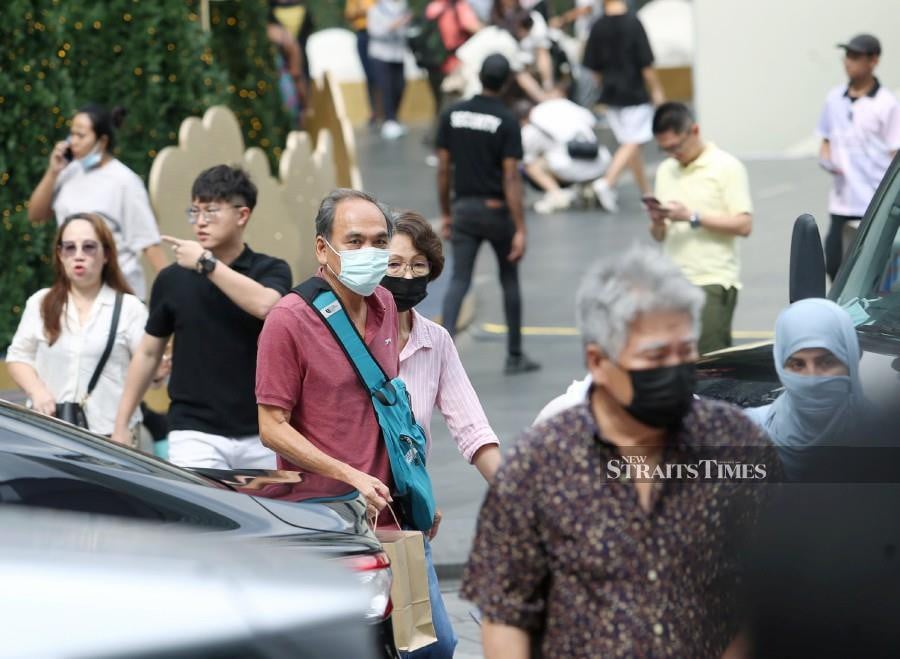Some members of the public seen wearing facemask as a precaution against Covid-19 in Kuala Lumpur, on Dec 5. -NSTP/EIZAIRI SHAMSUDIN