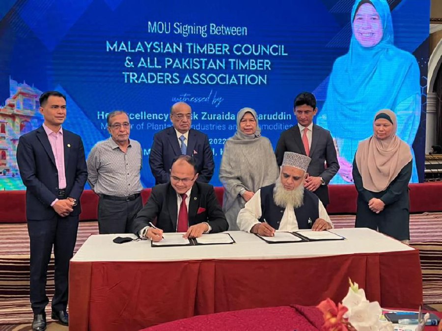 The Malaysian Timber Council (MTC) signed a Memorandum of Understanding (MoU) with the All-Pakistan Timber Traders Association (APTTA) on Wednesday. The event was witnessed by Minister of Plantation Industries and Commodities, Datuk Zuraida Kamaruddin (standing, fourth from left). - Courtesy pic.
