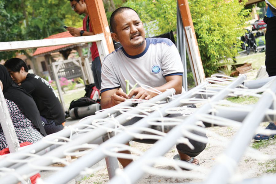 Norsallehuddin explaining how the artificial reefs work.