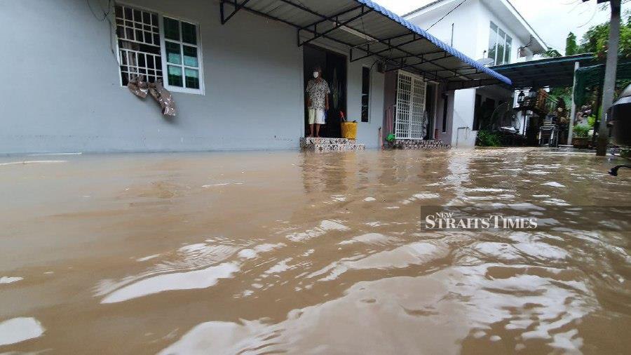 Several houses in Kampung Sulup, Teluk Kumbar, inundated with flood water. - NSTP/MIKAIL ONG. - NSTP/MIKAIL ONG