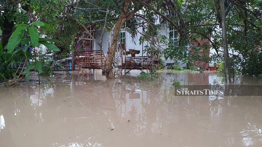 Houses in Kampung Sulup, Teluk Kumbar, inundated with flood waters. - NSTP/MIKAIL ONG. - NSTP/MIKAIL ONG