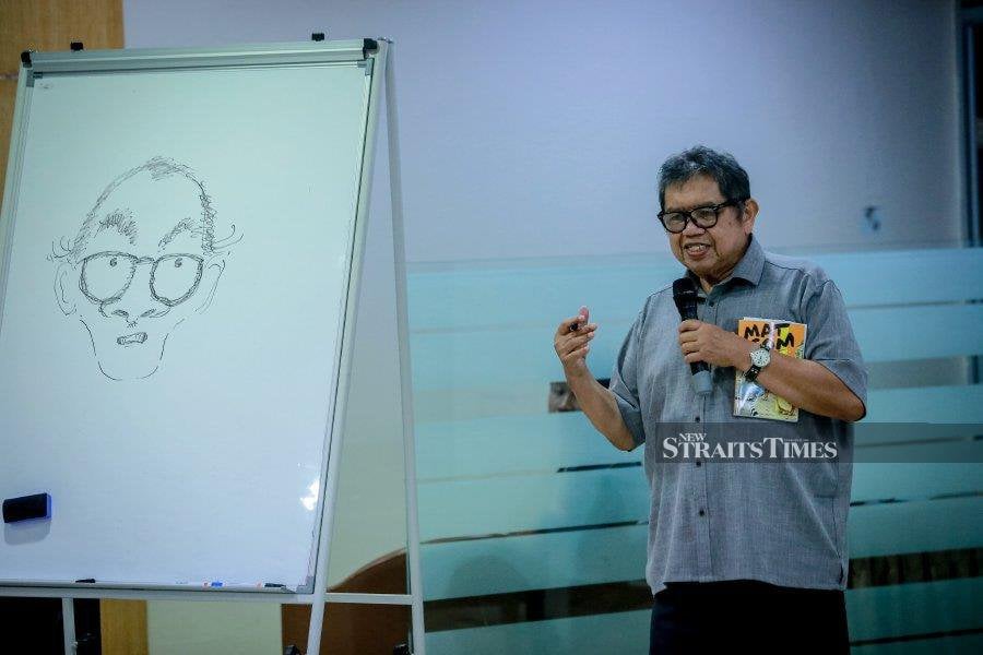 Royal Artist Datuk Mohammad Nor Mohammad Khalid, popularly known as "Lat," captivated the audience by illustrating the esteemed editor Tan Sri A Samad Ismail from memory. - NSTP/ASYRAF HAMZAH