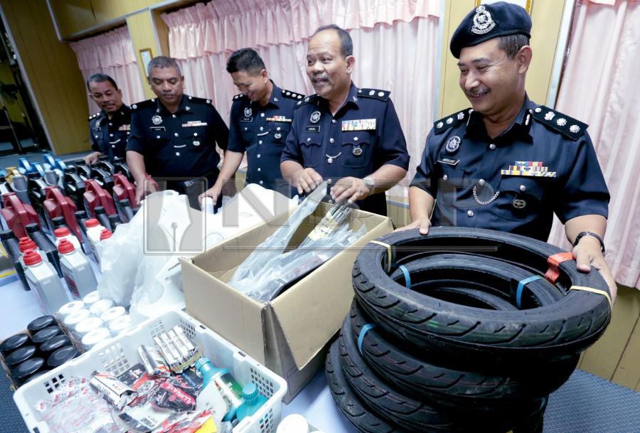 Pasir Mas District Police Chief Assistant Commissioner Abdullah Mohammad Piah (right) showing the seized items stolen by Geng Tok Uban in Tok Uban last week in a press conference Pasir Mas District Police Headquarters. NSTP/FATHIL ASRI