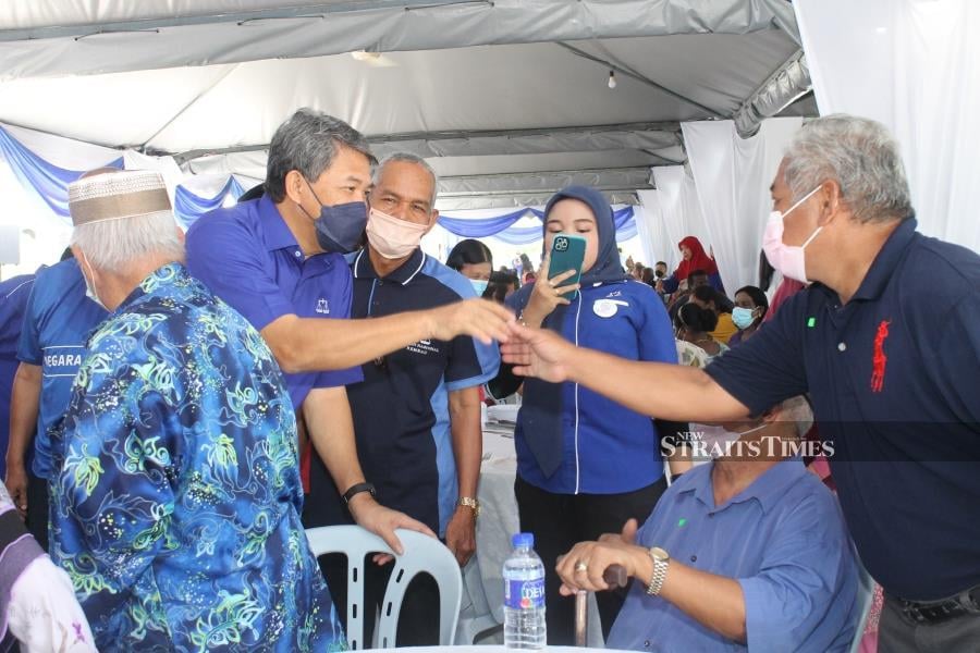 Umno deputy president Datuk Seri Mohamad Hasan (left) mingles with Kuala Sawah Jed Park residents in Rantau. - NSTP/Mohd Amin Jalil