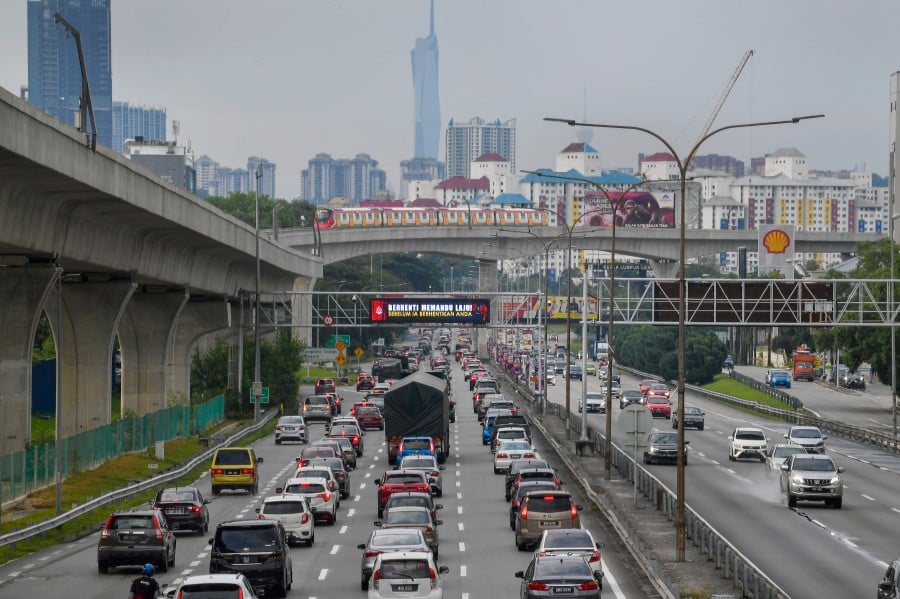 Kuala Lumpur and Petaling Jaya have the most extensive highway networks in Malaysia, but these areas are also among the worst affected by daily traffic congestion.- BERNAMA pic