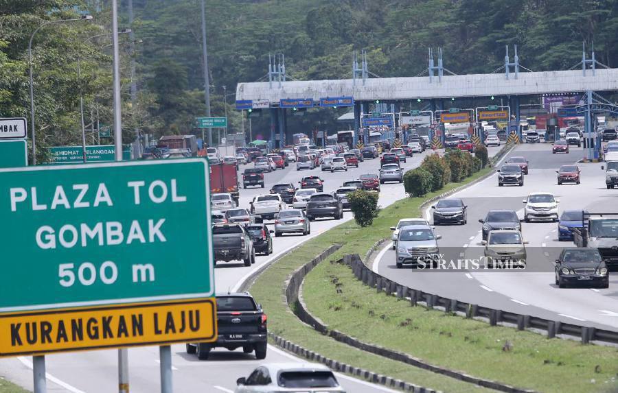 A view of the traffic near the Gombak toll plaza ahead of the Deepavali festival in Kuala Lumpur today. -NSTP/FATHIL ASRI.