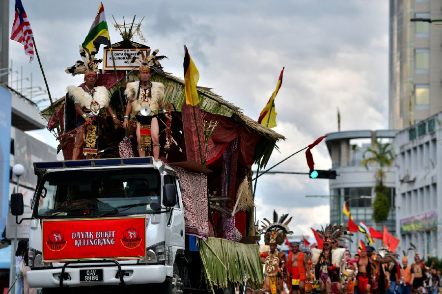 KUCHING: Participants wearing traditional Dayak attire during the Segulai Sejalai-themed Gawai Parade for Gawai Dayak 2024 at Waterfront Kuching. - BERNAMA PIC