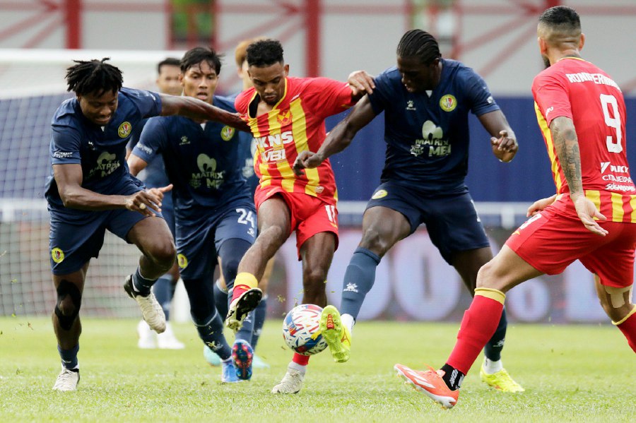 PETALING JAYA: Selangor FC player Alvin Mateus Fortes challenges a Negeri Sembilan FC player during the FA Cup match between Selangor FC and Negeri Sembilan FC at MBPJ Stadium, Petaling Jaya. - NSTP/AIZUDDIN