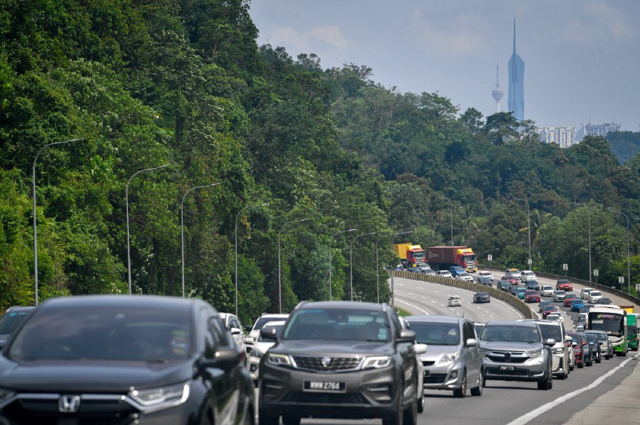 KUALA LUMPUR: Slow-moving traffic due to the public beginning to return to their hometowns for Aidiladha celebrations. - BERNAMA PIC 