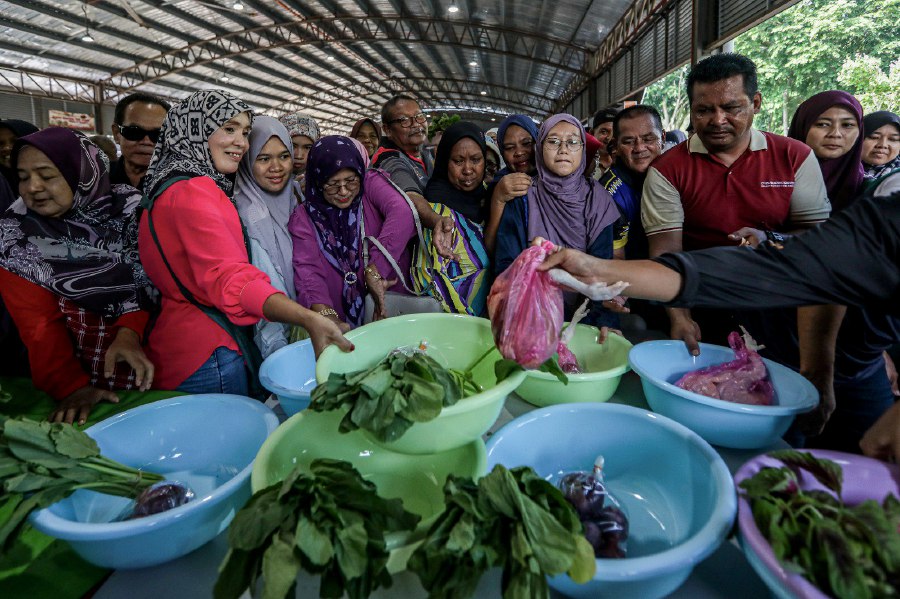 PEKAN: The public seizes the opportunity to purchase Agro Madani combo sales in preparation for Aidiladha celebrations during the Agro Madani Carnival at Pasar Tani Kekal Chini, Pekan. - NSTP/LUQMAN HAKIM ZUBIR